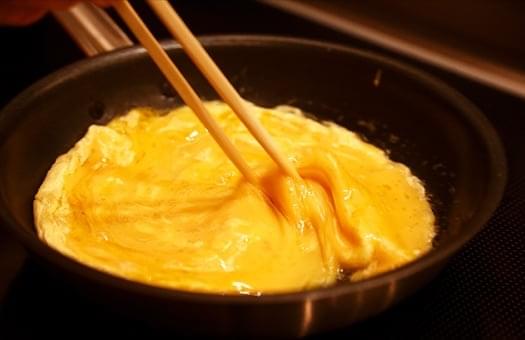 シェフが目の前で作る「ふわふわオムレツ」