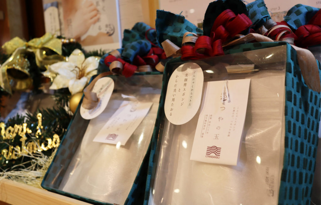 【お土産】露天風呂付き客室で人気の女性アメニティ「つやの玉」。クリスマスギフトが登場
