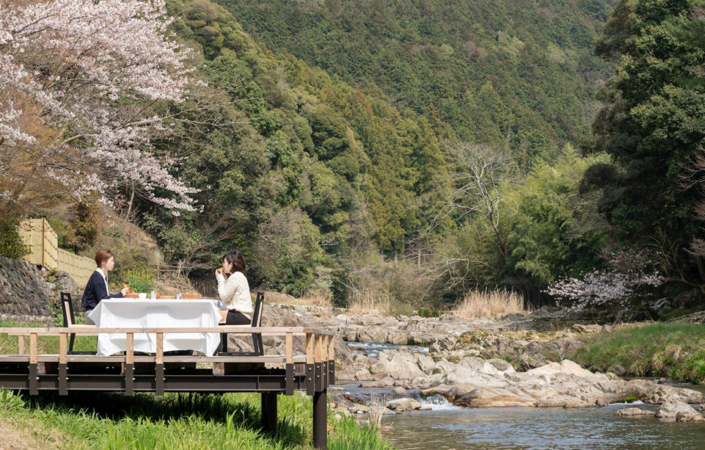 【春の催し】長門湯本温泉の春のお誘い。渓流を愉しむ3つの「川床プラン」のご案内（3月28日～6月29日）