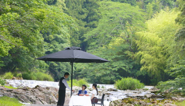【夏～秋の催し】音信川の川床に山並み。｢選べる4シーンのカフェプラン｣で長門湯本の風情を感じませんか?(7月2日～10月31日)