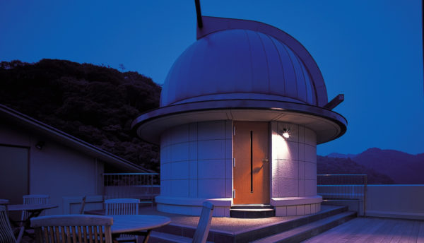 【8月の天体ドーム】天の川にかかる夏の大三角形。一等星の輝きを望遠鏡から覗いてみませんか？